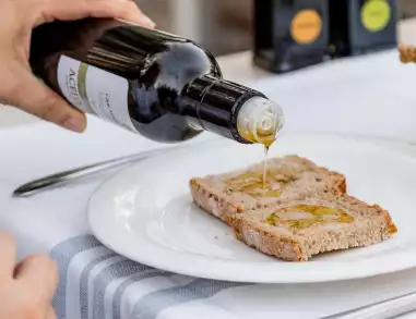 Pan pagés con botella de aceite de olliva